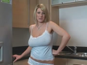 金髮熟女在廚房各種體位性愛